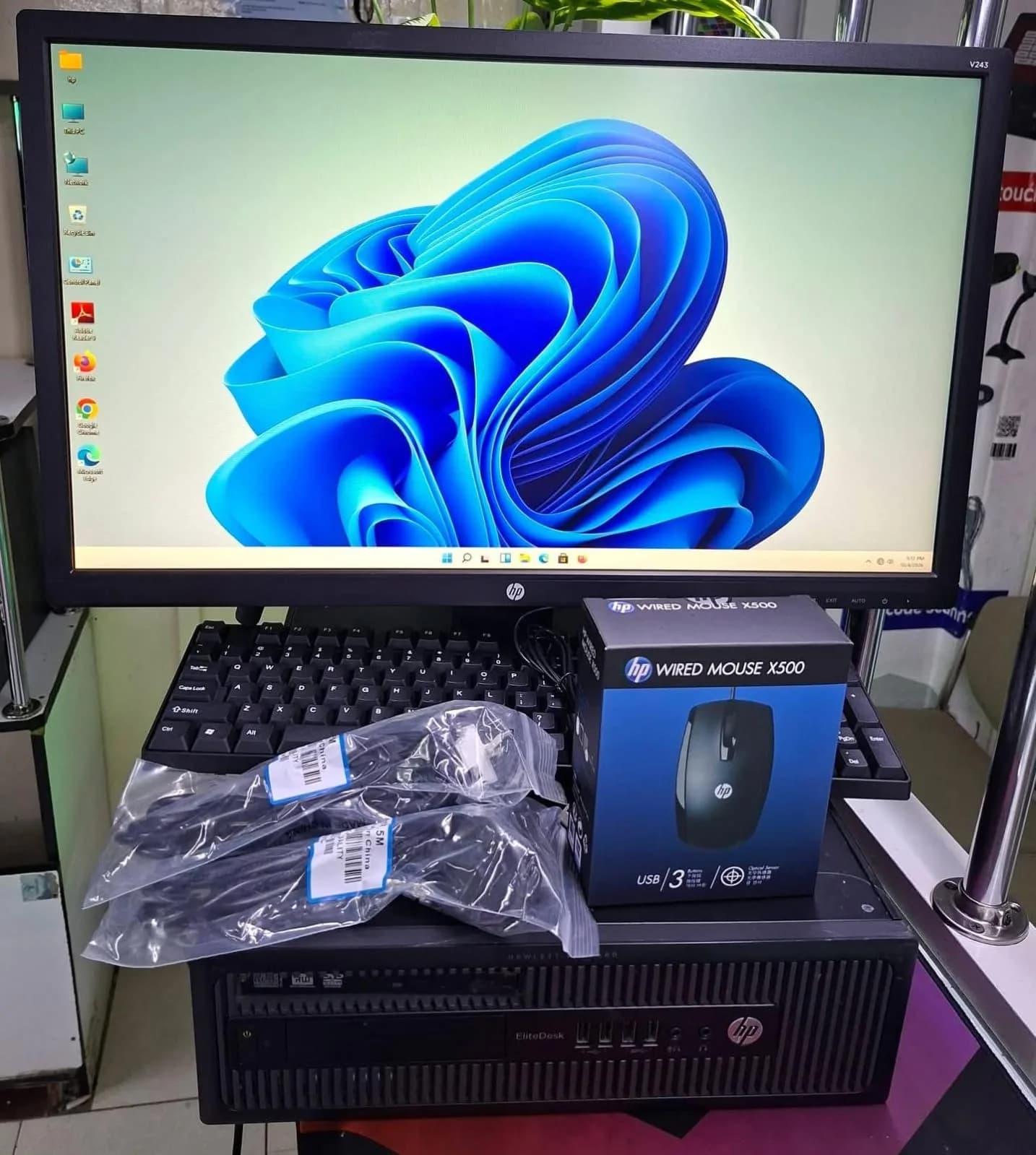 4th gen desktop complete set 19" Monitor +mouse +keyboard +vga +power cables