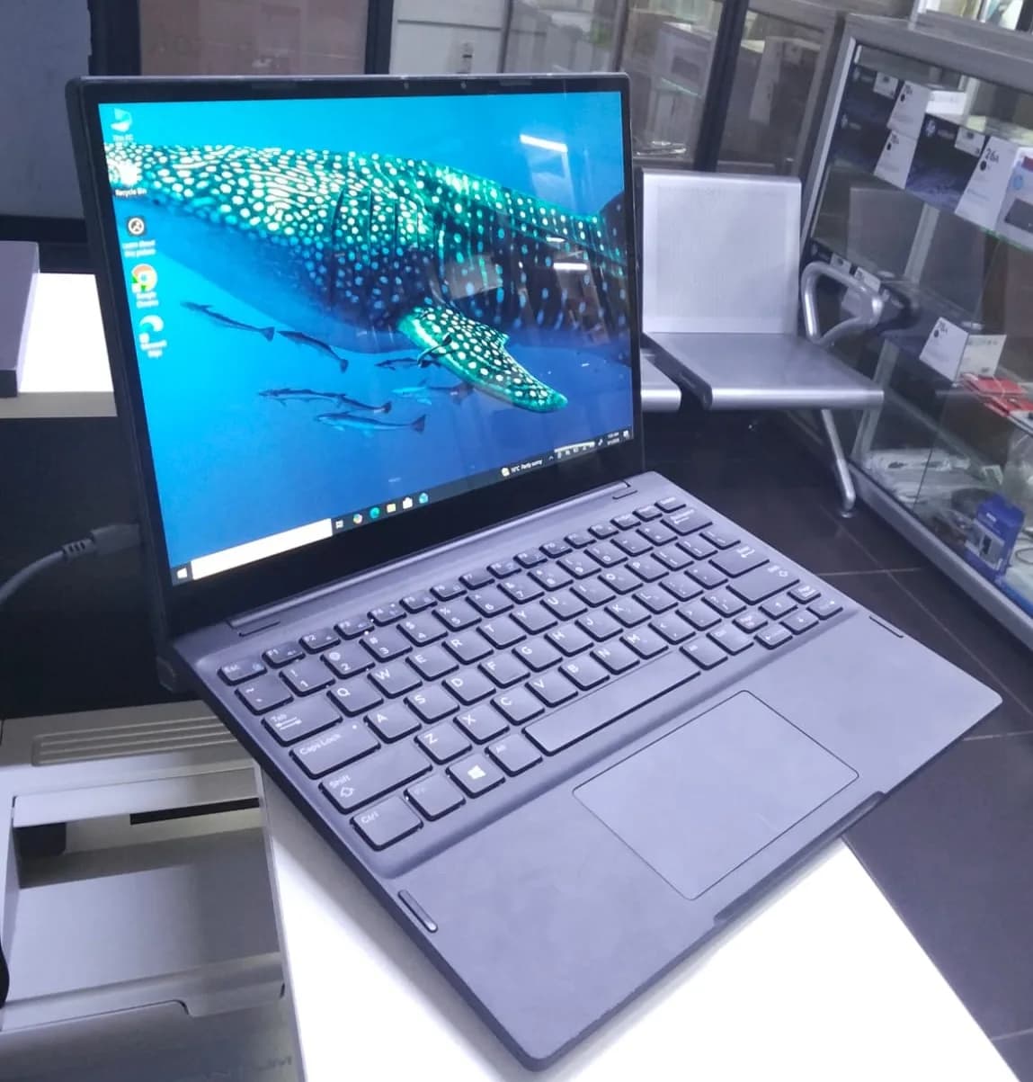 Dell latitude 7285 coi5 7th gen 8gb ram 256 ssd touchscreen Detachable keyboard